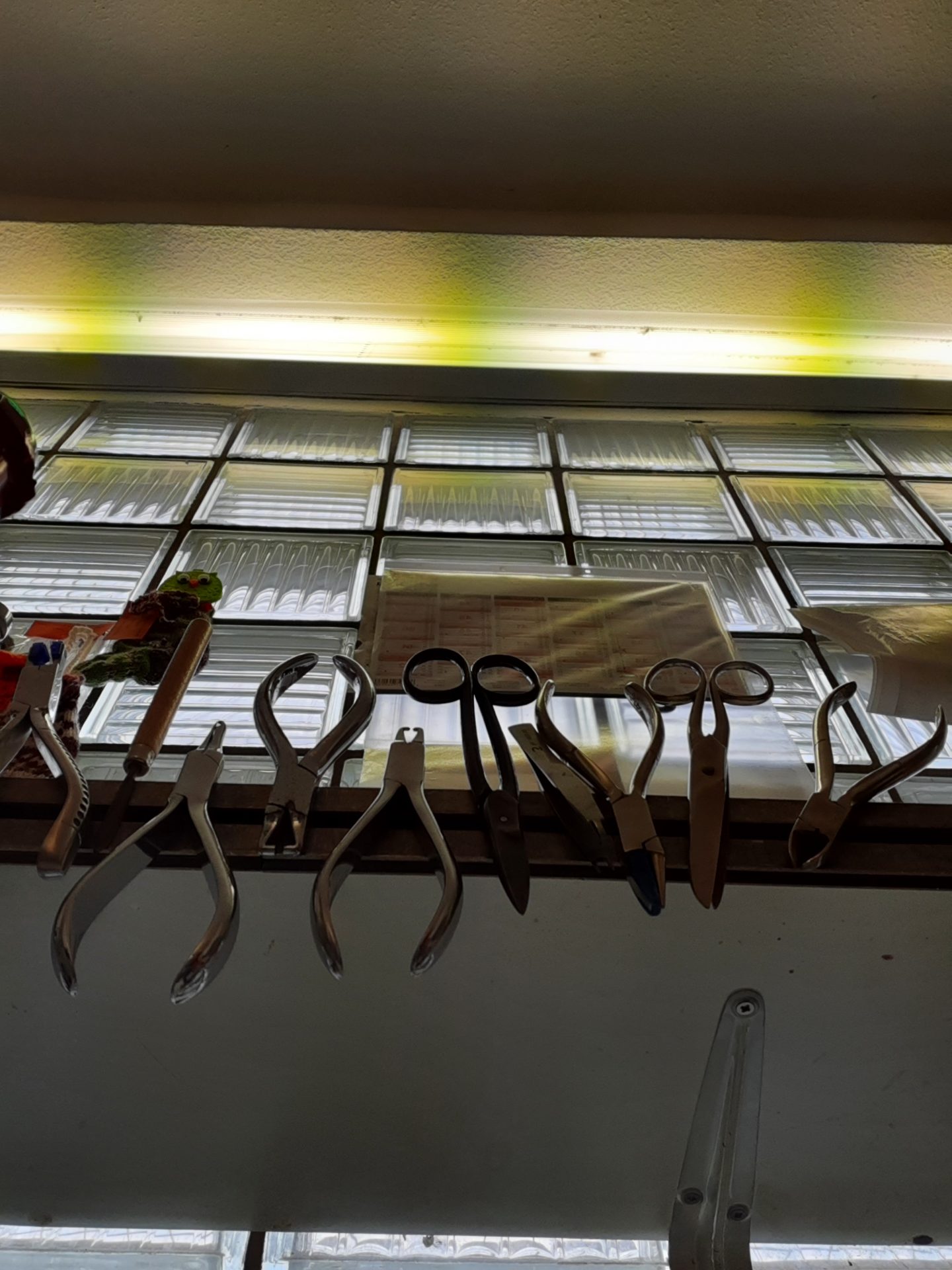 Verschiedene Zangen und Scheren auf einem Tisch