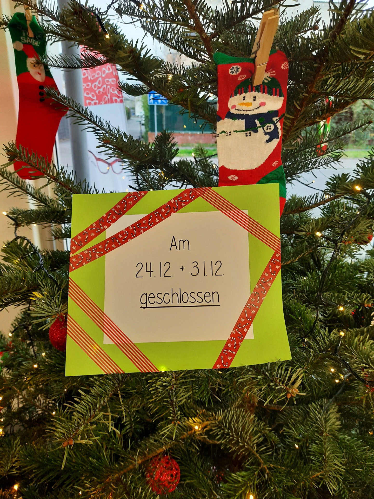 Weihnachtsbaum mit geschlossenem Schild an Feiertagen