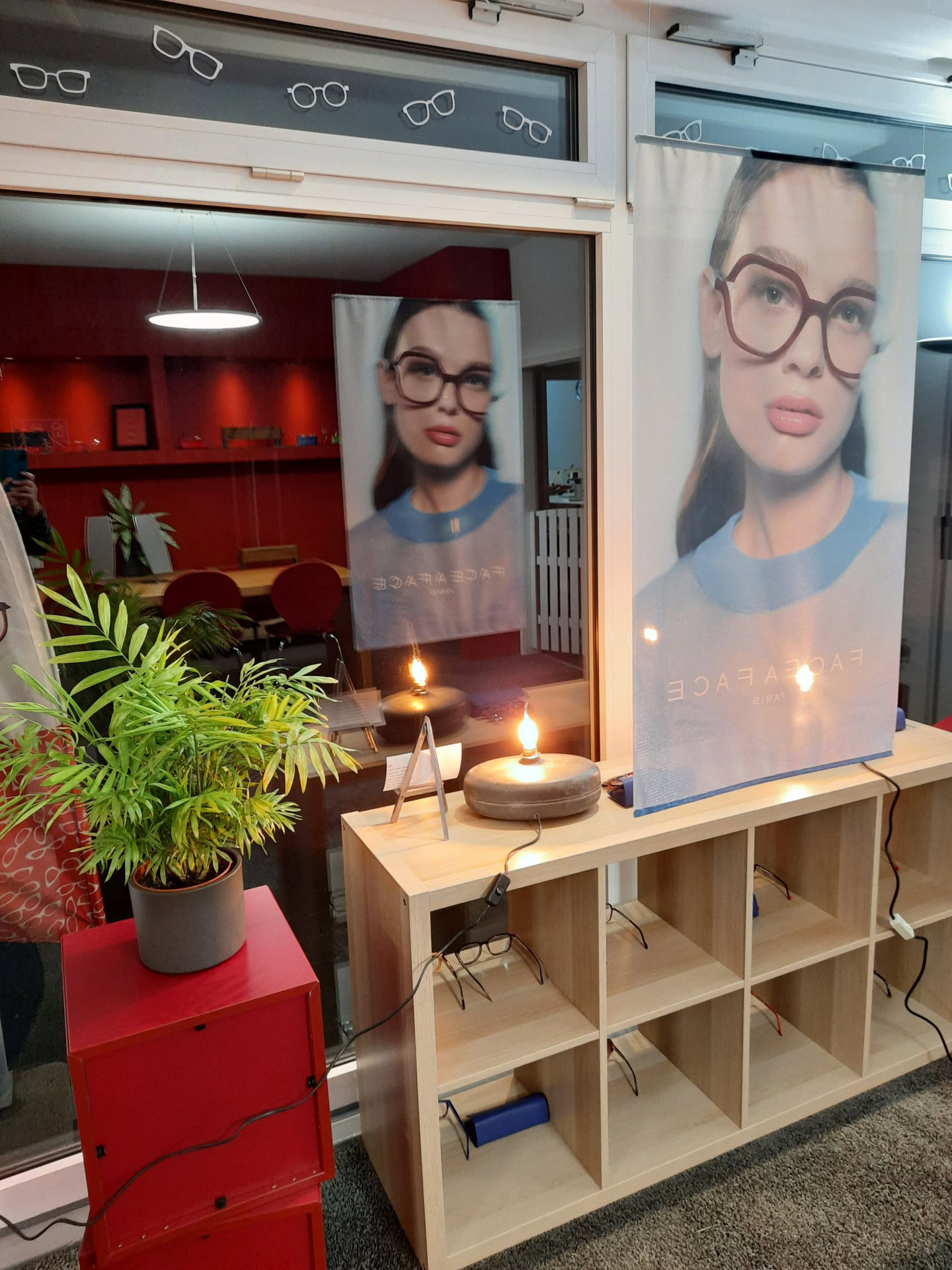 Brillenwerbung im Schaufenster eines Geschäfts.