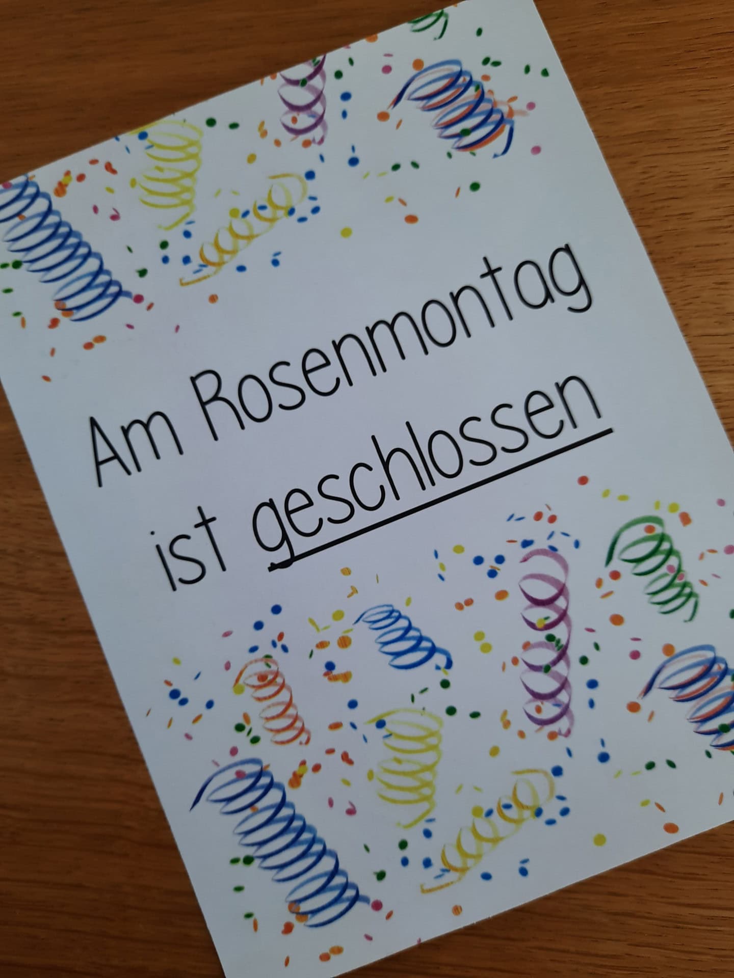 Geschlossen wegen Rosenmontag, buntes Dekor.