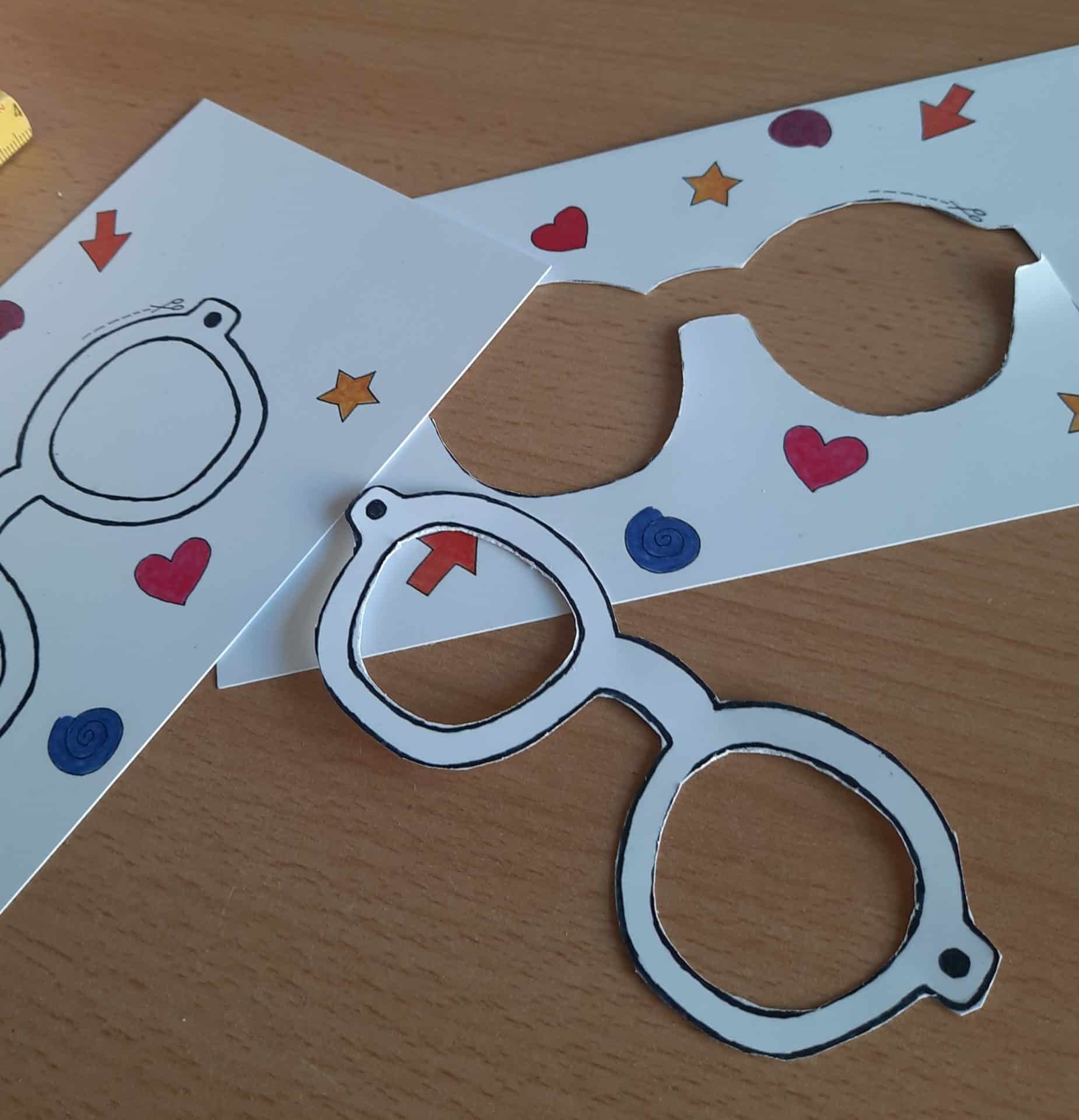 Pappbrillen mit Herz- und Sternmustern auf Tisch
