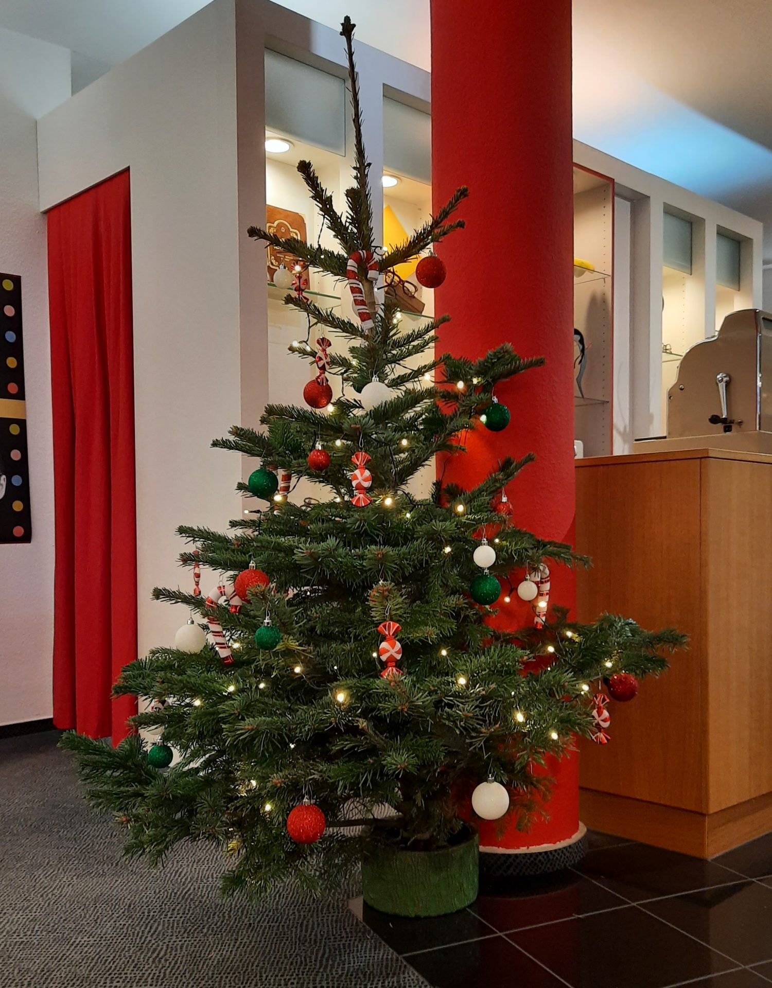 Geschmückter Weihnachtsbaum im Innenraum