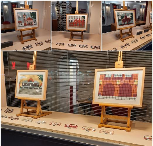 Brillen und Gemälde in Schaufensterauslage
