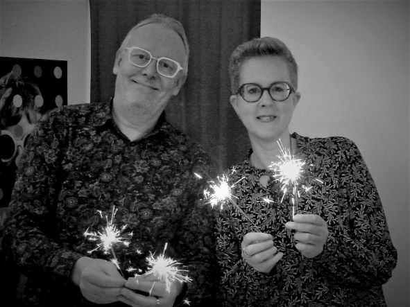 Zwei Personen mit Wunderkerzen, Freudenfeier